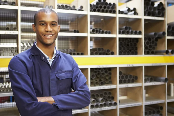 Trabajador de ingeniería en el almacén — Foto de Stock