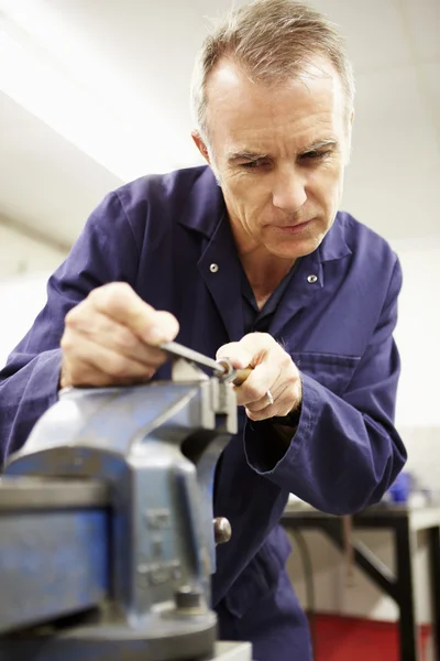 Engenheiro usando o arquivo de metal — Fotografia de Stock