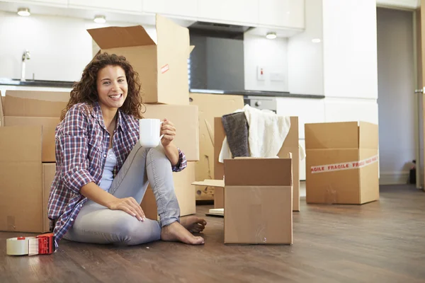 Mujer mudándose a un nuevo hogar — Foto de Stock