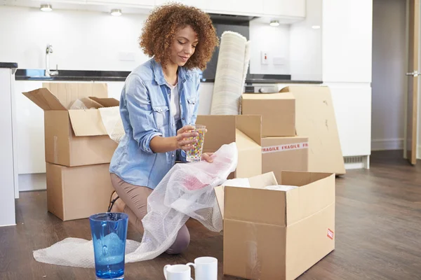 Frau zieht in neue Wohnung — Stockfoto