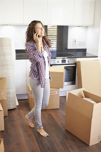 Mujer mudándose a un nuevo hogar — Foto de Stock