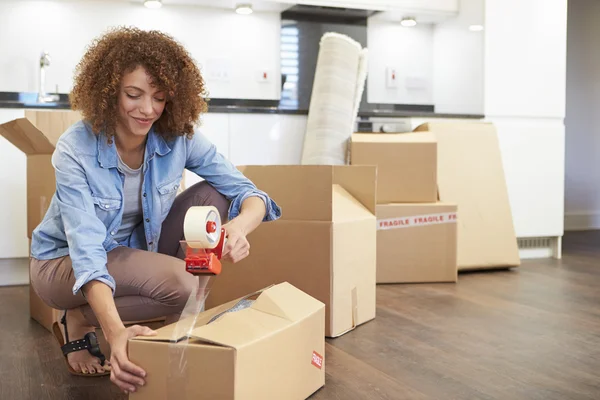 Woman Sealing Boxes — Stock Photo, Image