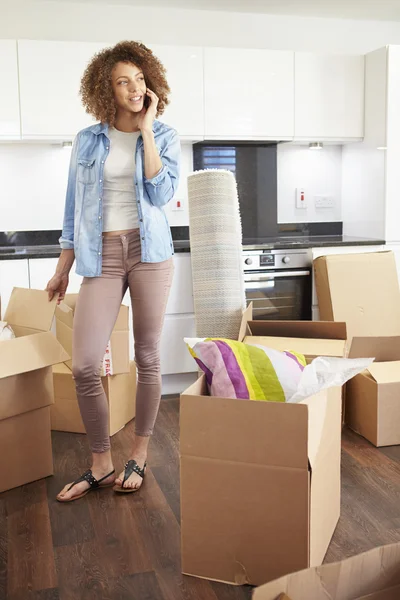 Woman Moving Into New Home — Stock Photo, Image