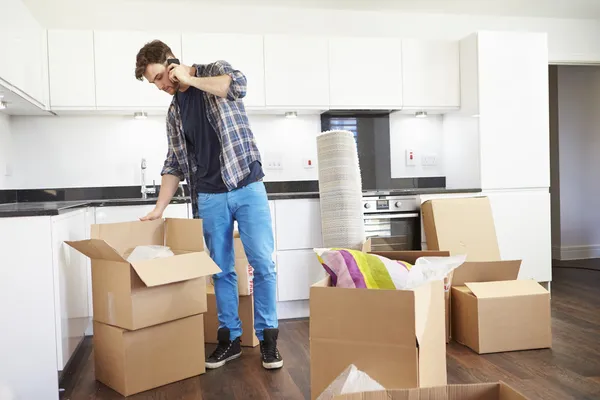 Man Moving Into New Home — Stock Photo, Image