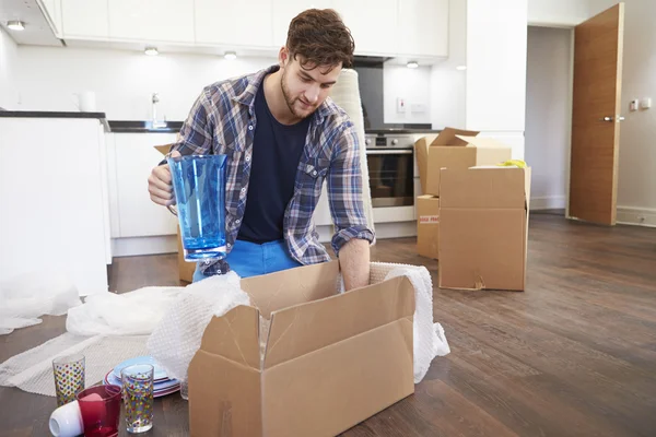 El hombre se muda a un nuevo hogar —  Fotos de Stock