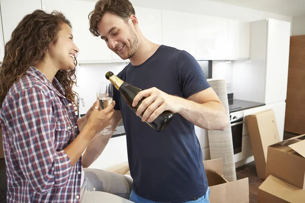 Couple Celebrating Moving Into New Home — Stock Photo, Image