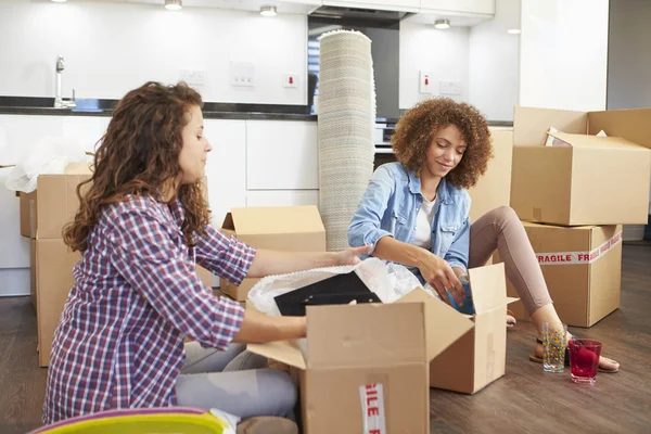 Twee vrouwen verhuizen naar nieuw huis — Stockfoto