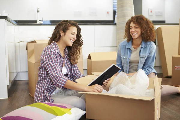 Duas mulheres se mudando para uma nova casa — Fotografia de Stock