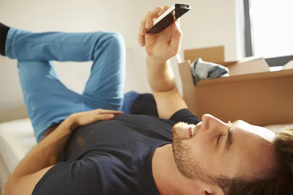 Man tekstbericht verzenden — Stockfoto