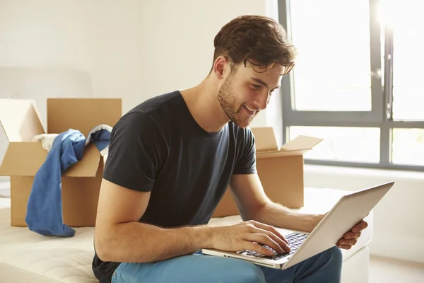 Man Moving Into New Home — Stock Photo, Image