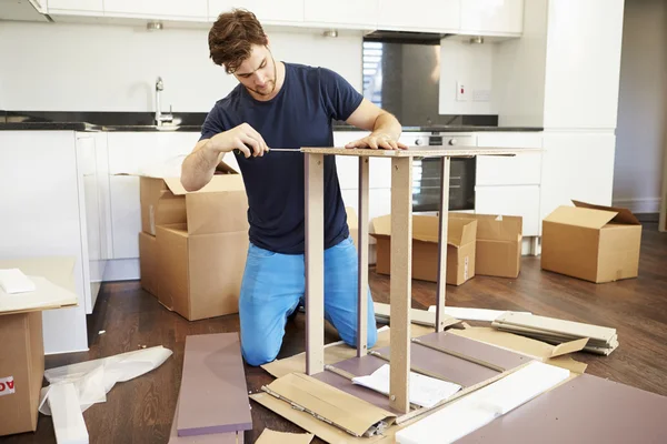 Mann stellt Montagemöbel zusammen — Stockfoto