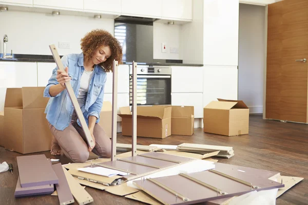 Mujer armando muebles de autoensamblaje — Foto de Stock