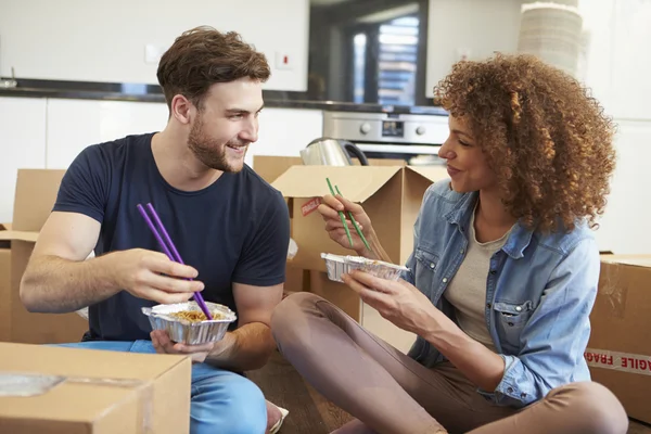 Paar zieht in neues Zuhause — Stockfoto