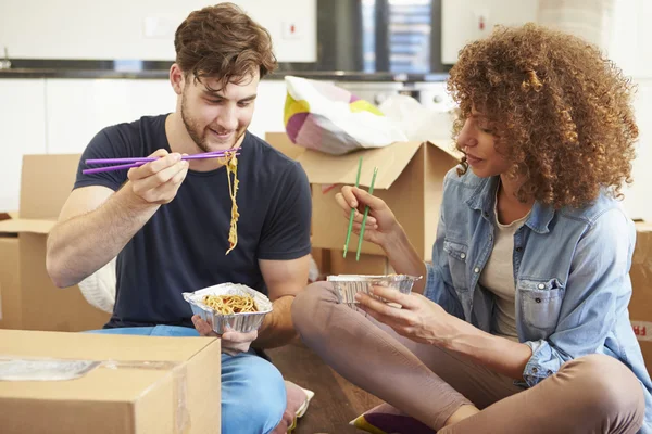 Paar verhuizen naar nieuw huis — Stockfoto