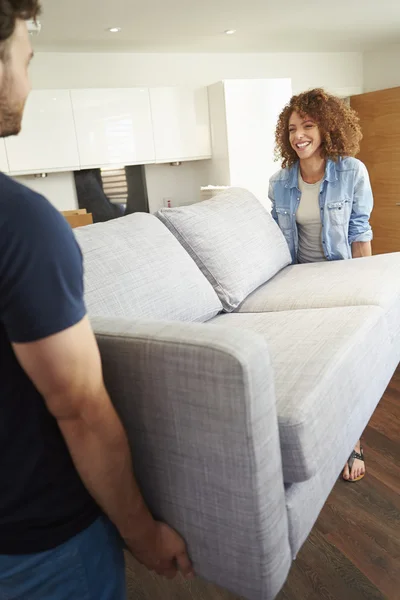 Couple Carrying Sofa — Stock Photo, Image