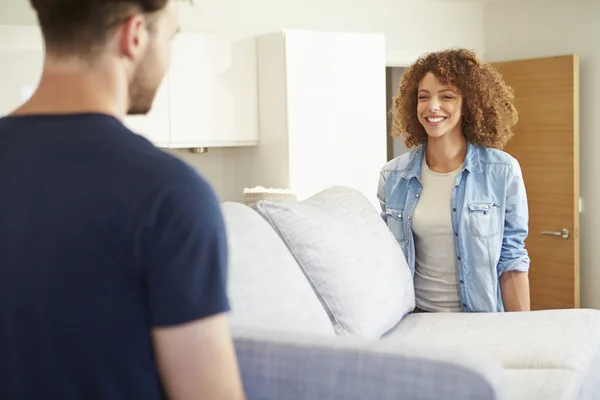 Coppia portando divano come si muovono in una nuova casa — Foto Stock