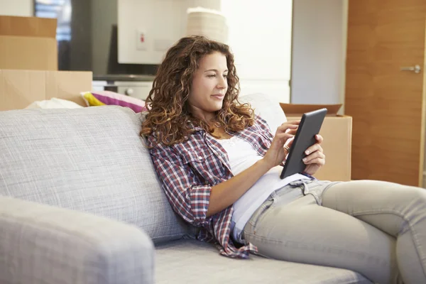 Mulher no sofá com tablet digital — Fotografia de Stock