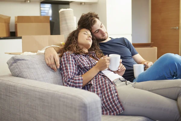 Müdes Paar entspannt auf dem Sofa — Stockfoto