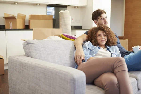 Casal relaxante no sofá — Fotografia de Stock