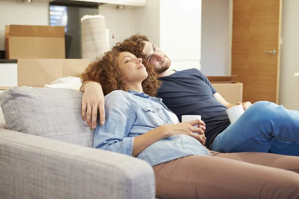 Casal relaxante no sofá — Fotografia de Stock