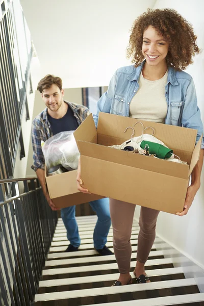 Paar zieht in neues Zuhause — Stockfoto