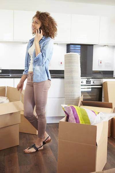 Woman Moving Into New Home — Stock Photo, Image