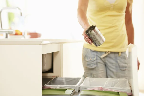 Mujer reciclaje cocina Imagen De Stock