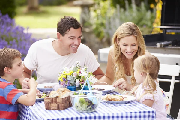 家庭享受室外的用餐体验 图库照片