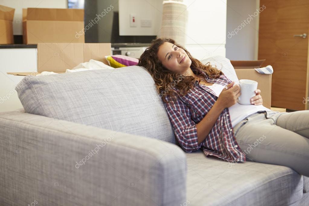 Трудолюбивые девушки расслабляются интимно на диване