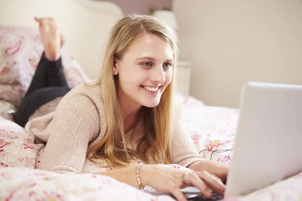 Adolescente chica acostada en la cama — Foto de Stock