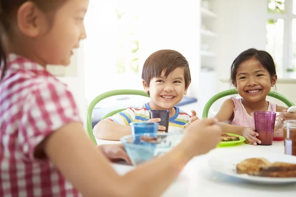Tre asiatiska barn äter frukost — Stockfoto