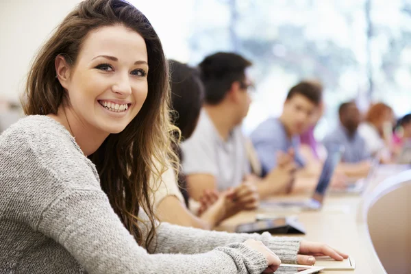 Classe di studenti universitari che utilizzano i computer portatili in lezione — Foto Stock