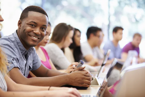 Classe di studenti universitari che utilizzano i computer portatili in lezione — Foto Stock