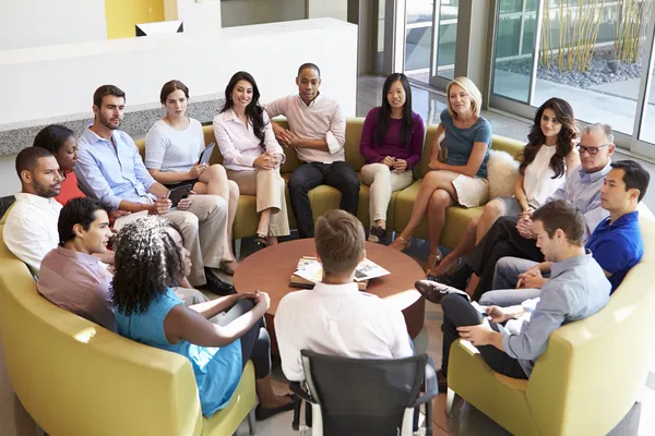 Multikulturelle Büromitarbeiter sitzen zusammen und treffen sich — Stockfoto