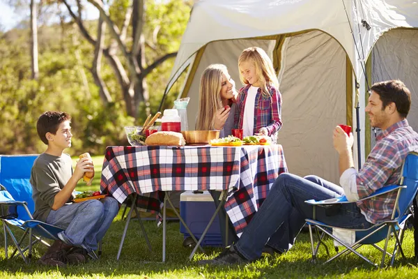 Familjen njuter campingsemester i landsbygden — Stockfoto