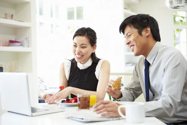 Asian Couple Looking at Laptop — Stock Photo, Image