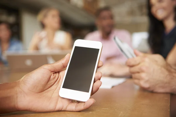 Telefone celular sendo usado pelo arquiteto em reunião — Fotografia de Stock