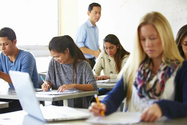 Estudiante femenina de secundaria — Foto de Stock