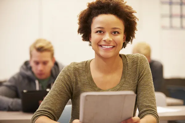 High schoolstudent aan Bureau in klasse — Stockfoto