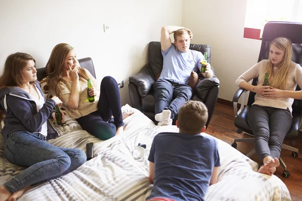 Tonåringar avkopplande i sovrum — Stockfoto