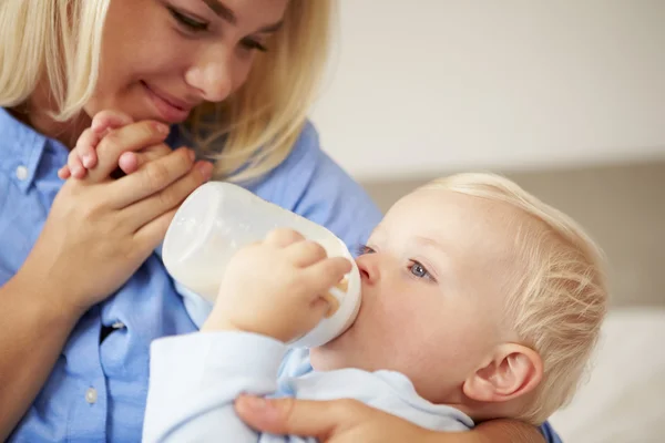 Vater gibt Tochter Flasche Milch — Stockfoto