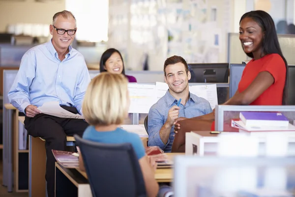 Ondernemers met vergadering in moderne open-plan kantoor — Stockfoto
