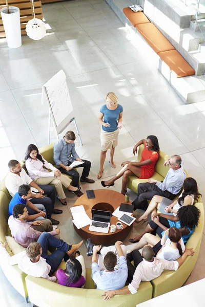 Zakenvrouw presentatie aanbrengen bureaucollega 's — Stockfoto