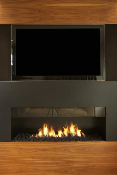 在现代家居壁炉和电视休息室 — 图库照片