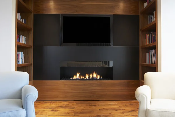 Salón en casa moderna con TV y chimenea — Foto de Stock