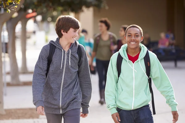 Estudantes caminhando para o ensino médio — Fotografia de Stock