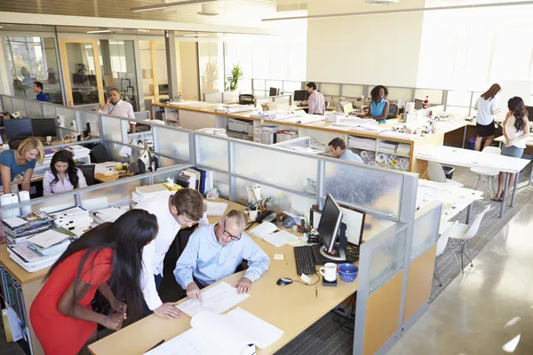 Interior de la oficina moderna ocupada del plan abierto — Foto de Stock