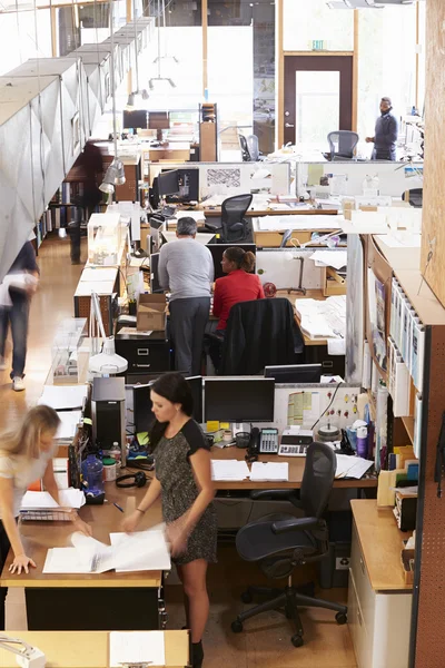 Interior de la oficina del arquitecto ocupado — Foto de Stock