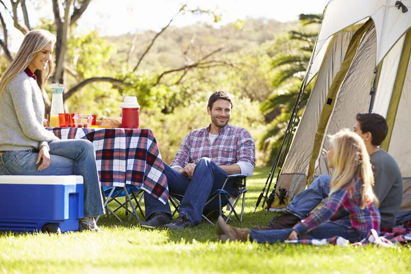 Familia disfrutando de unas vacaciones de camping en el campo — Foto de Stock