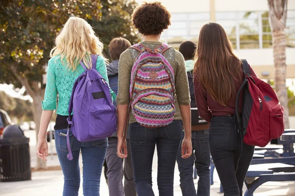 Studenten lopen naar de middelbare school — Stockfoto